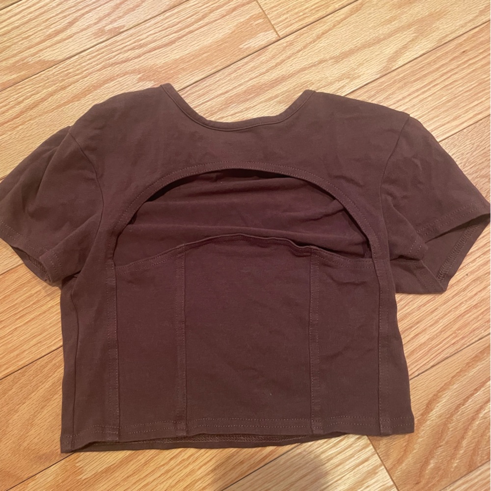 UO Brown Short Sleeve Cropped Top w/ cutout sz M